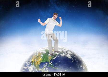 Immagine composita di geeky hipster dancing e sorridente Foto Stock