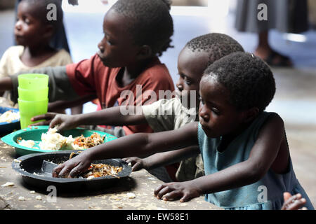 Alimentazione per gli orfani in un centro gestito dalla Chiesa cattolica, Township Chifubu di Ndola, Zambia, Africa Foto Stock