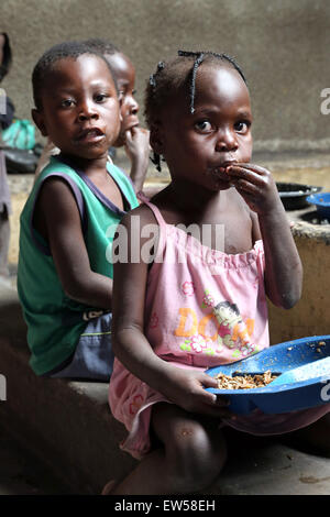 Alimentazione per gli orfani in un centro gestito dalla Chiesa cattolica, Township Chifubu di Ndola, Zambia, Africa Foto Stock