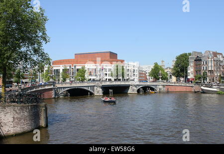 Edificio Stopera Amsterdam, Paesi Bassi. City Hall & home della nazionale olandese per Opera e Balletto. Fiume Amstel & Blauwbrug bridge. Foto Stock