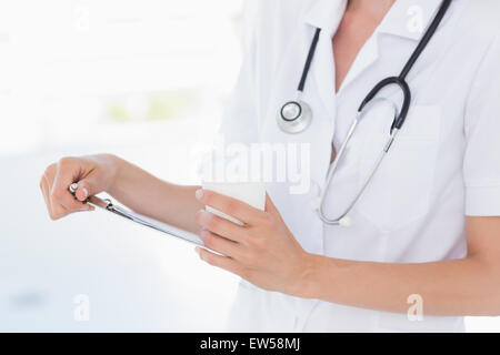 Bella medico la lettura di file Foto Stock