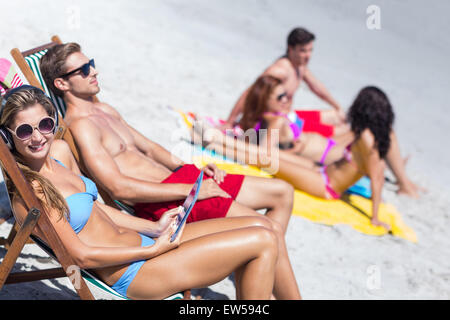 Coppia felice rilassante sulla sedia della scrivania Foto Stock