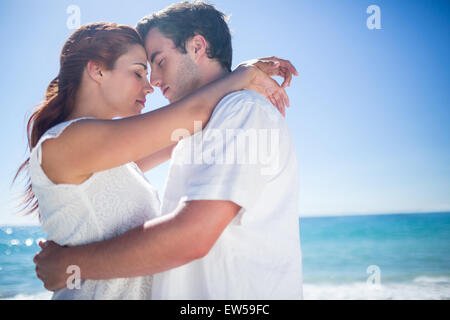 Coppia felice abbracciando gli occhi chiusi Foto Stock