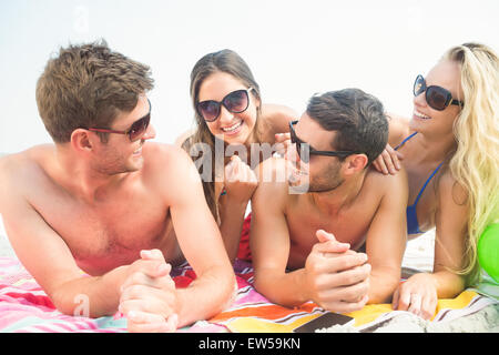 Gruppo di amici in costume da bagno a parlare insieme Foto Stock