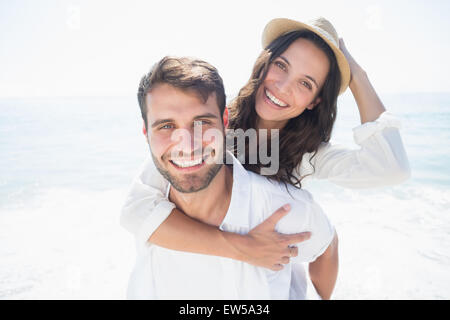 Uomo bello fare piggy-back per la sua ragazza Foto Stock