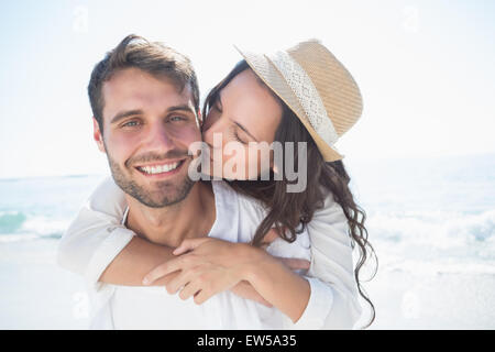 Uomo bello fare piggy-back per la sua ragazza Foto Stock