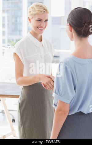 Imprenditrici stringono le mani Foto Stock