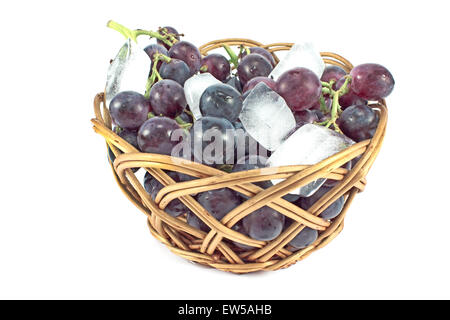 Uve scuro in un cestello di ghiaccio isolato su bianco Foto Stock