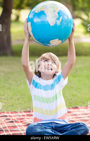 Little Boy tenendo un globo Foto Stock