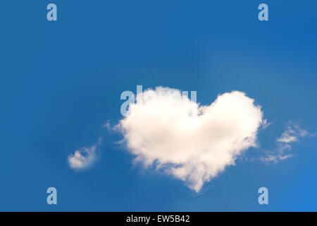 A forma di cuore in cloud cielo blu Foto Stock