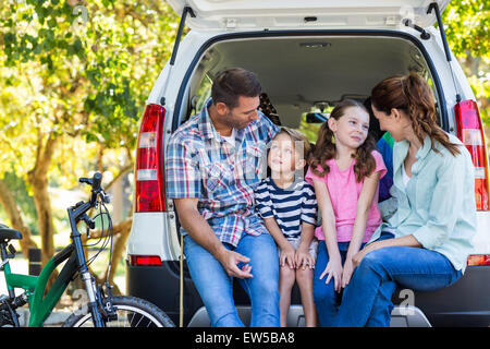 La famiglia felice tenetevi pronti per il viaggio su strada Foto Stock