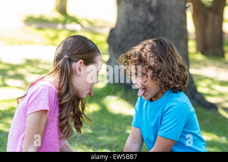 Piccoli fratellini rendendo funny faces in telecamera Foto Stock