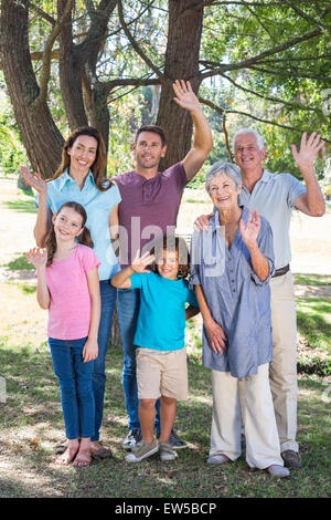 Famiglia estesa sorridente nel parco Foto Stock