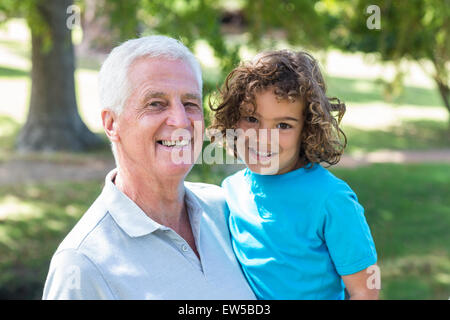 Nonno e nipote divertirsi in un parco Foto Stock