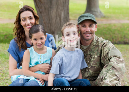 Bel soldato riunita con la famiglia Foto Stock