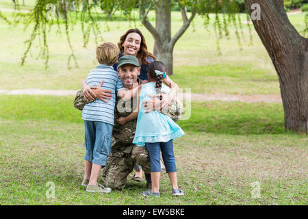 Bel soldato riunita con la famiglia Foto Stock