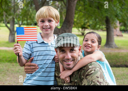 Bel soldato riunita con la famiglia Foto Stock