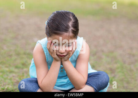 Little Boy sensazione triste nel parco Foto Stock