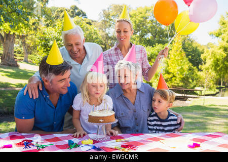 La famiglia felice di celebrare un compleanno Foto Stock