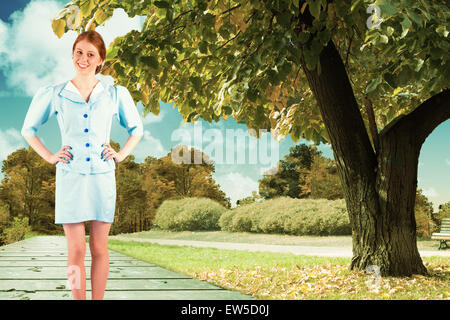 Immagine composita della graziosa hostess sorridente in telecamera Foto Stock