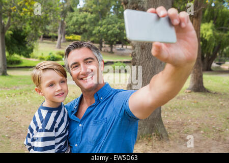 Padre Felice di prendere una selfie con suo figlio Foto Stock