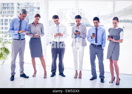 La gente di affari utilizzando il proprio telefono Foto Stock