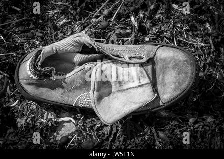 Vecchia scarpa lavato fino alla riva Foto Stock