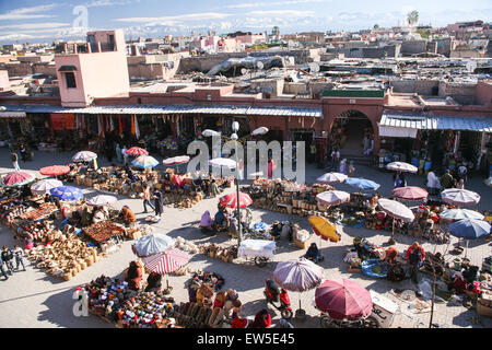 Ombrelli per ombreggiare i venditori di artigianato e souvenir prodotti per la vendita in questa piazza, la Criee Berbere (tappetino souk) uno dei Foto Stock