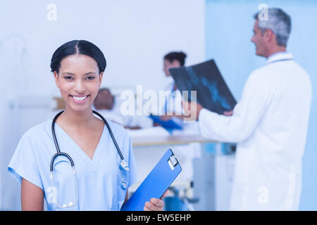 Medici e pazienti con raggi x in ospedale Foto Stock