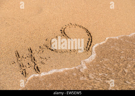 Hashtag amore cuore segno sulla spiaggia di sabbia Foto Stock