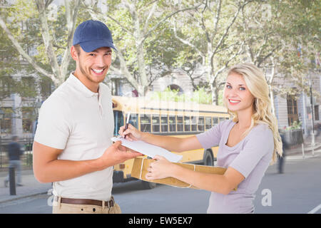 Immagine composita di felice uomo consegna pacchetto dando al cliente Foto Stock