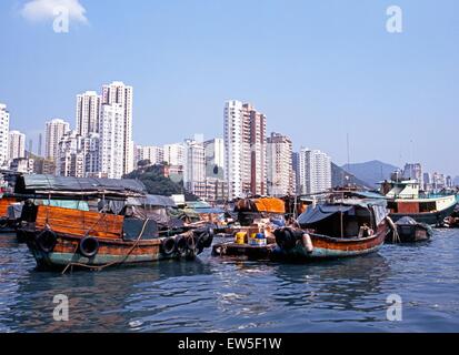 Sampans nel porto con edifici alti per la parte posteriore, Aberdeen, Hong Kong, Cina Foto Stock