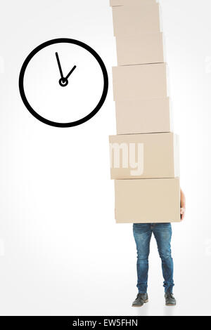 Immagine composita di courier uomo che porta le scatole di cartone Foto Stock