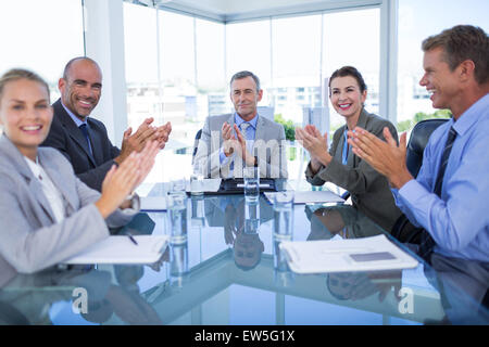 Colleghi di lavoro per discutere sul lavoro Foto Stock