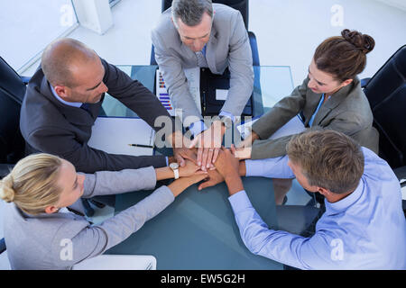 I dipendenti di mettere le mani insieme Foto Stock