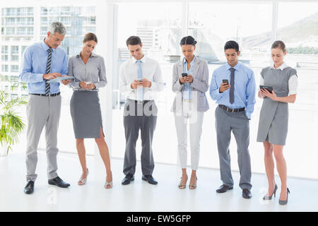 La gente di affari utilizzando il proprio telefono Foto Stock