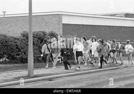 Gli studenti di St Mary's Sixth Form College, Middlesbrough, prendere parte a fun run, 11 maggio 1987. Foto Stock