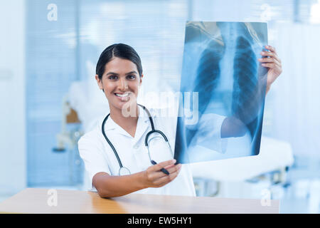 Bella sorridente medico analizzando i raggi x Foto Stock