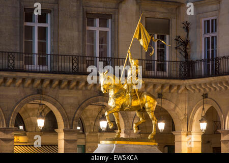 Statua equestre di Giovanna d'arco a Place des Pyramides, Parigi, Francia Foto Stock