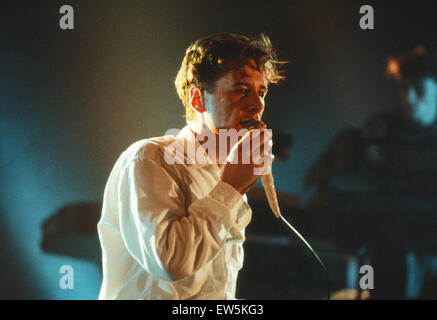 1984 Simple Minds, gruppo di musica, eseguendo o stadio, Scozia, Circa marzo 1984.1984 Simple Minds, gruppo di musica ad esibirsi sul palco, Scozia, circa del marzo 1984. Jim Kerr Foto Stock