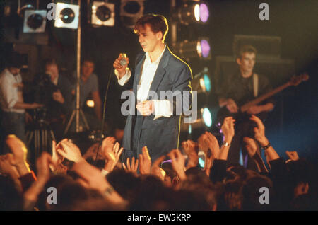 1984 Simple Minds, gruppo di musica, eseguendo o stadio, Scozia, Circa marzo 1984.1984 Simple Minds, gruppo di musica ad esibirsi sul palco, Scozia, circa del marzo 1984. Jim Kerr Foto Stock
