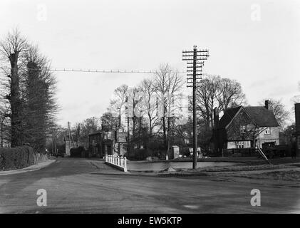 La Volpe e oche public house a Ickenham, Londra, accanto al laghetto e pompa. Circa 1930 Foto Stock