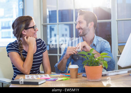 Sorridente colleghi parlare insieme Foto Stock