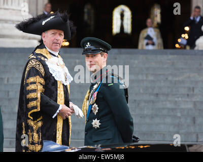 Londra, Regno Unito. Il 18 giugno 2015. Il sindaco di Londra saluta Prince Edward, il conte di Wessex, come egli arriva a e a partecipare al Servizio Nazionale per commemorare il duecentesimo anniversario della battaglia di Waterloo presso la Cattedrale di St Paul. Credito: OnTheRoad/Alamy Live News Foto Stock