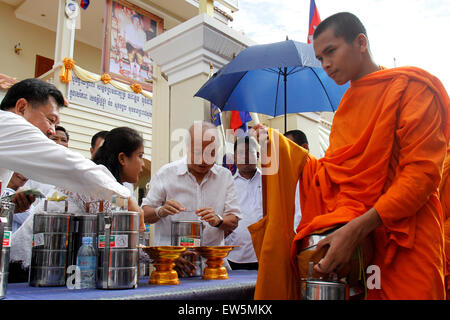 Phnom Penh Cambogia. Il 18 giugno, 2015. In Cambogia il principe Norodom Ranariddh (C), presidente di royalist Funcinpec party, dà l'elemosina ai monaci buddisti, in Phnom Penh Cambogia, 18 giugno 2015. Il royalist Funcinpec party giovedì terrà una cerimonia buddista per festeggiare il 79º compleanno della Regina Madre Norodom Monineath. © Sovannara/Xinhua/Alamy Live News Foto Stock