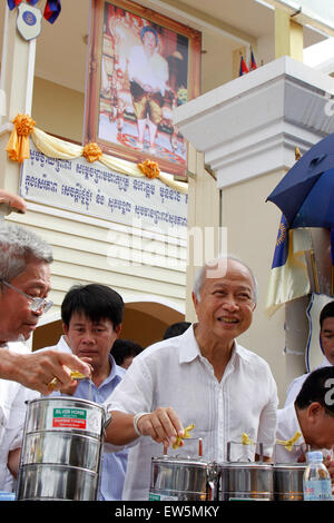 Phnom Penh Cambogia. Il 18 giugno, 2015. In Cambogia il principe Norodom Ranariddh (R), presidente di royalist Funcinpec party, dà l'elemosina ai monaci buddisti, in Phnom Penh Cambogia, 18 giugno 2015. Il royalist Funcinpec party giovedì terrà una cerimonia buddista per festeggiare il 79º compleanno della Regina Madre Norodom Monineath. © Sovannara/Xinhua/Alamy Live News Foto Stock