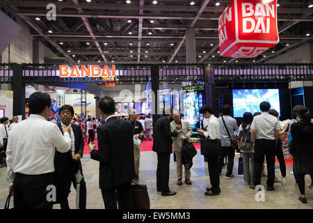 Tokyo, Giappone. Il 18 giugno, 2015. I visitatori si radunano presso l'International Tokyo Toy Show 2015 a Tokyo Big Sight il 18 giugno 2015, Tokyo, Giappone. Giappone il più grande salone per produttori di giocattoli Attira acquirenti e collezionisti introducendo i più recenti prodotti da differenti toymakers dal Giappone e all'estero. La Toy Fair di vetrine circa 35.000 giocattoli da 149 società domestiche e straniere ed è tenuto per quattro giorni. Credito: Rodrigo Reyes Marin/AFLO/Alamy Live News Foto Stock