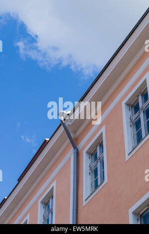 Classica casa di città con doccione sotto il cielo blu Foto Stock