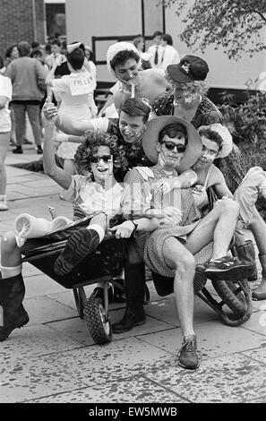 Gli studenti di St Mary's Sixth Form College, Middlesbrough, prendere parte a fun run, 11 maggio 1987. Foto Stock