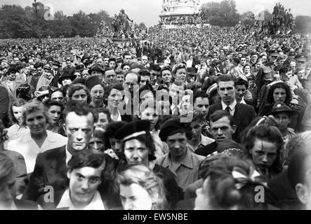 VE alle celebrazioni del Giorno a Londra alla fine della Seconda Guerra Mondiale. Alcuni dei grandi folle si radunarono fuori Buckingham Palace durante le celebrazioni. 8 maggio 1945. Foto Stock